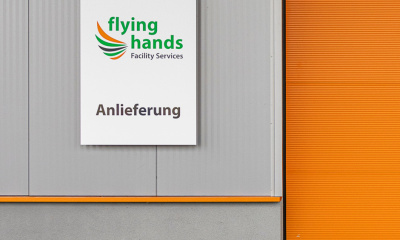 Einfach und minimal: Beschilderung der flying hands Halle
