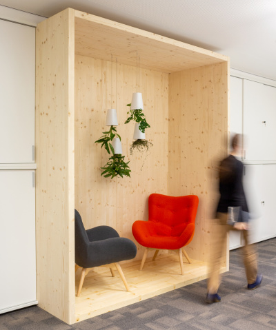 Bürogestaltung mit Akzenten aus massivem Fichtenholz
