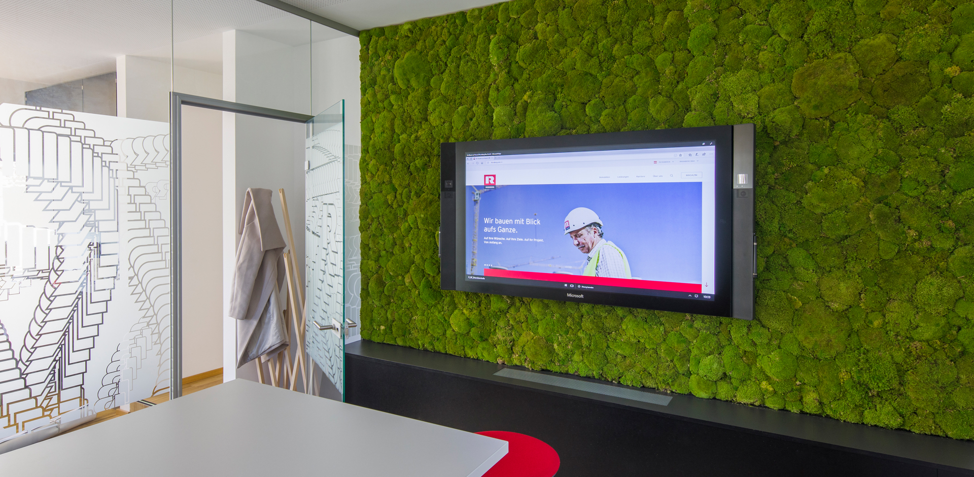 Grünes Büro - Beispiel Mooswand bei Rhomberg Bau: Blogbeitrag der Designagentur look! design