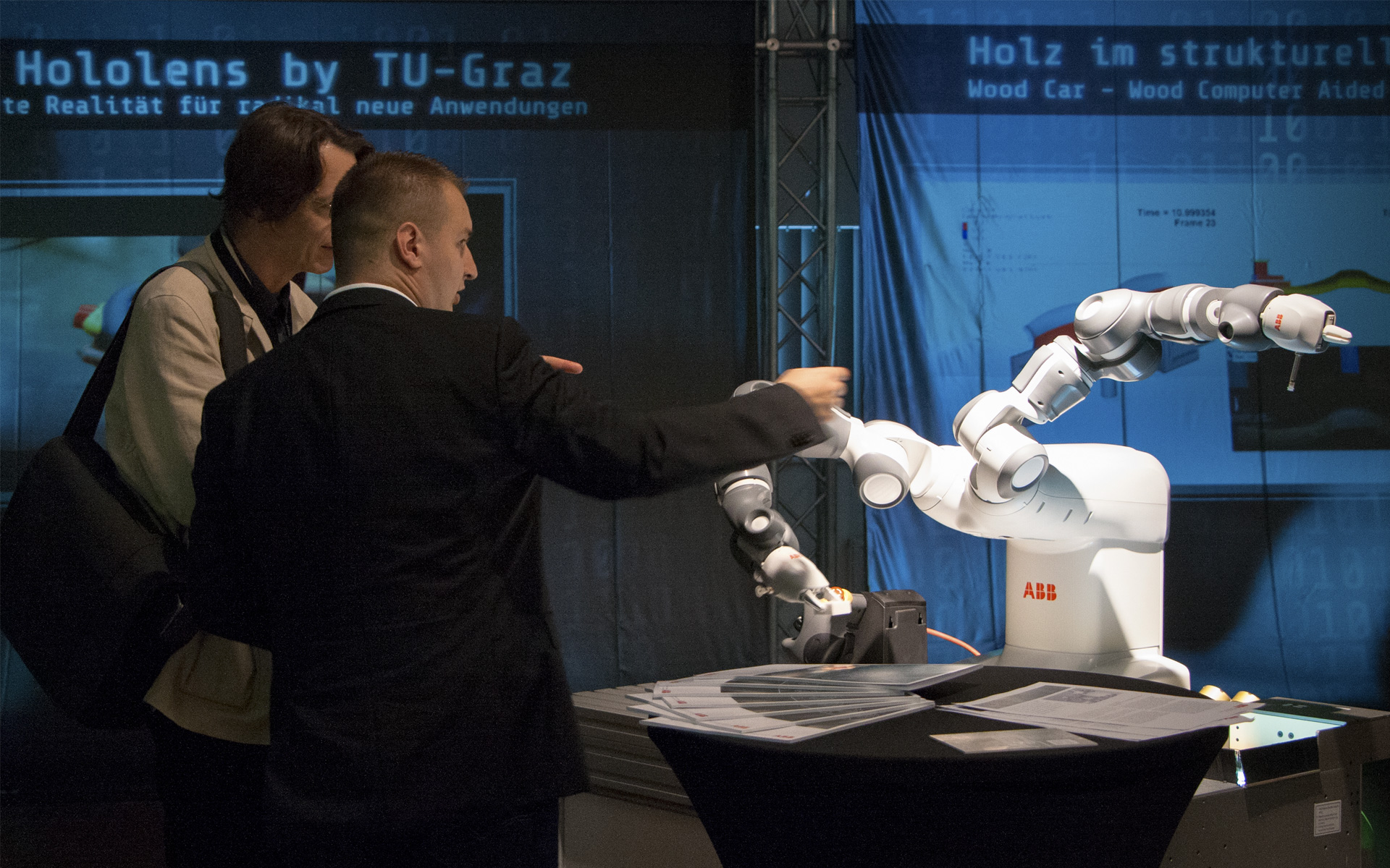Ein Roboter wird vorgeführt beim SFG Zukunftstag 2016