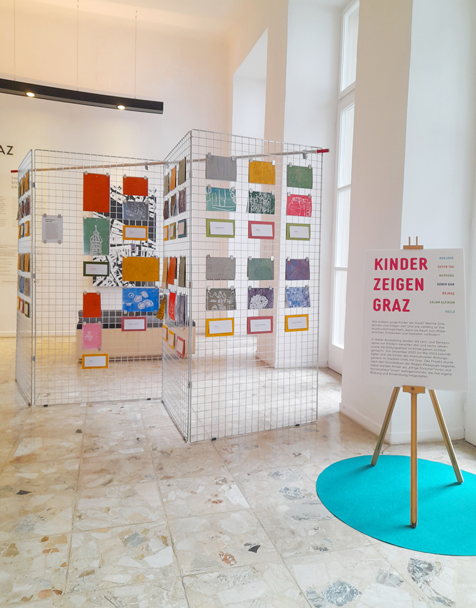 Einleitungstafel auf Staffelei zur Ausstellung "Kinder zeigen Graz"