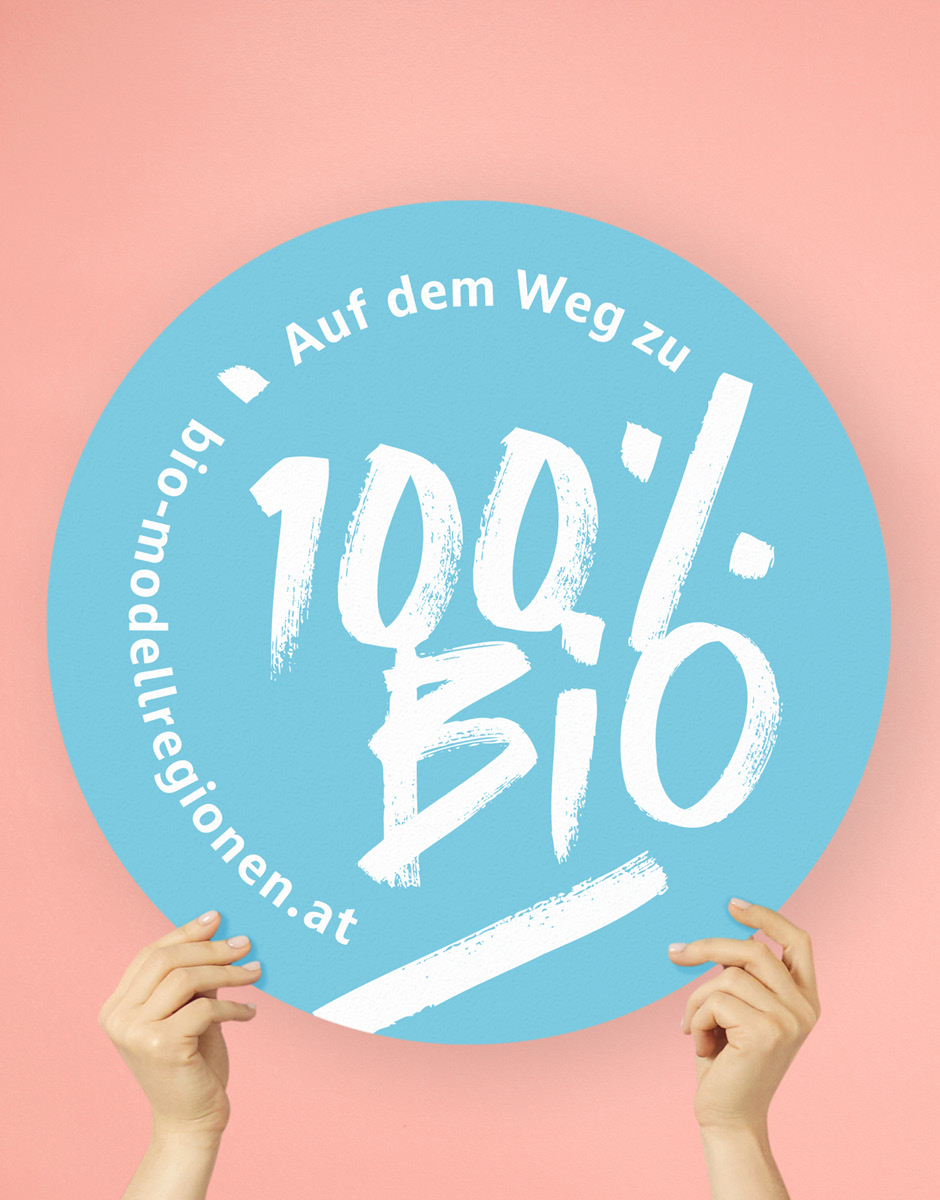 rundes Kampagnen-Schild für "Auf dem Weg zu 100% Bio"