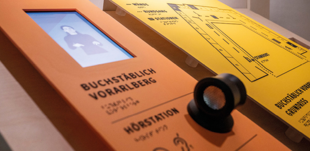 Ausschnitt einer inklusiven Ausstellungsstation im vorarlberg museum in Blindenschrift
