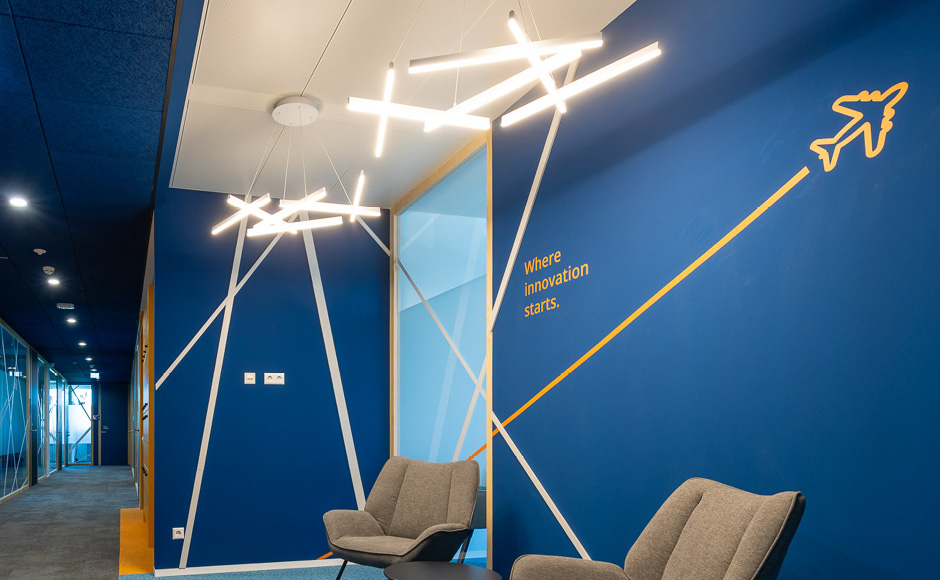 grafische Wandgestaltung eines startenden Flugzeugs, das eine Linie hinter sich herzieht