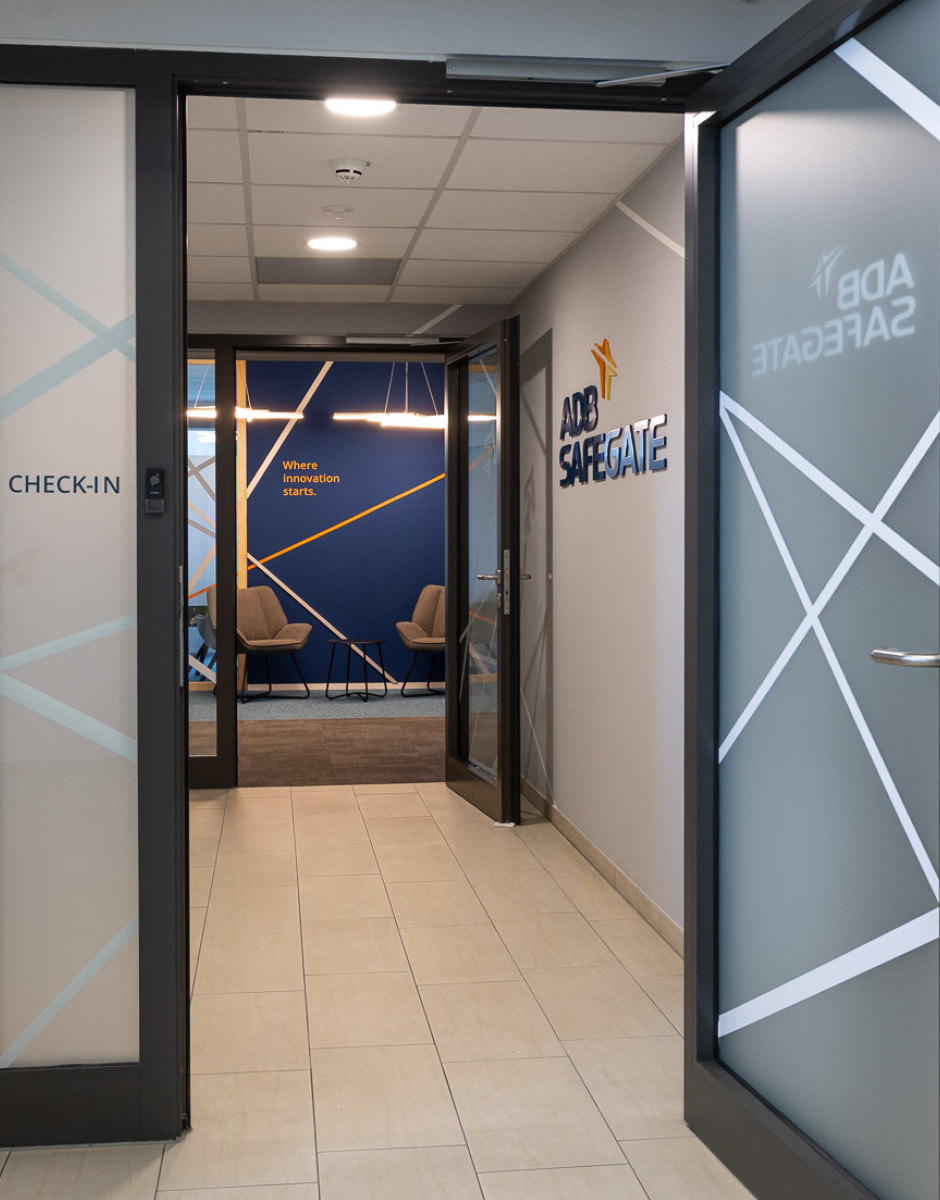 Eingangsbereich von ADB Safegate, Einblick vom Treppenhaus in den Vorraum bis in den Büroflur
