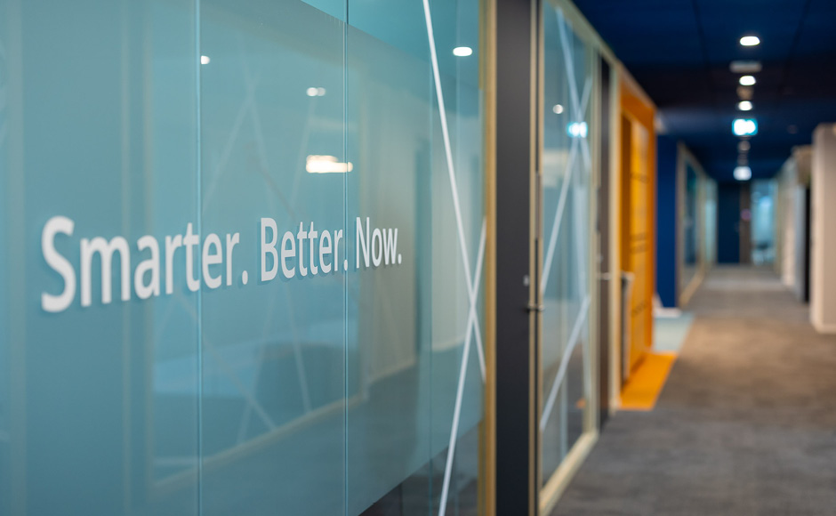 Detail-Ansicht Glasfolierung: "Smarter. Better. Now."