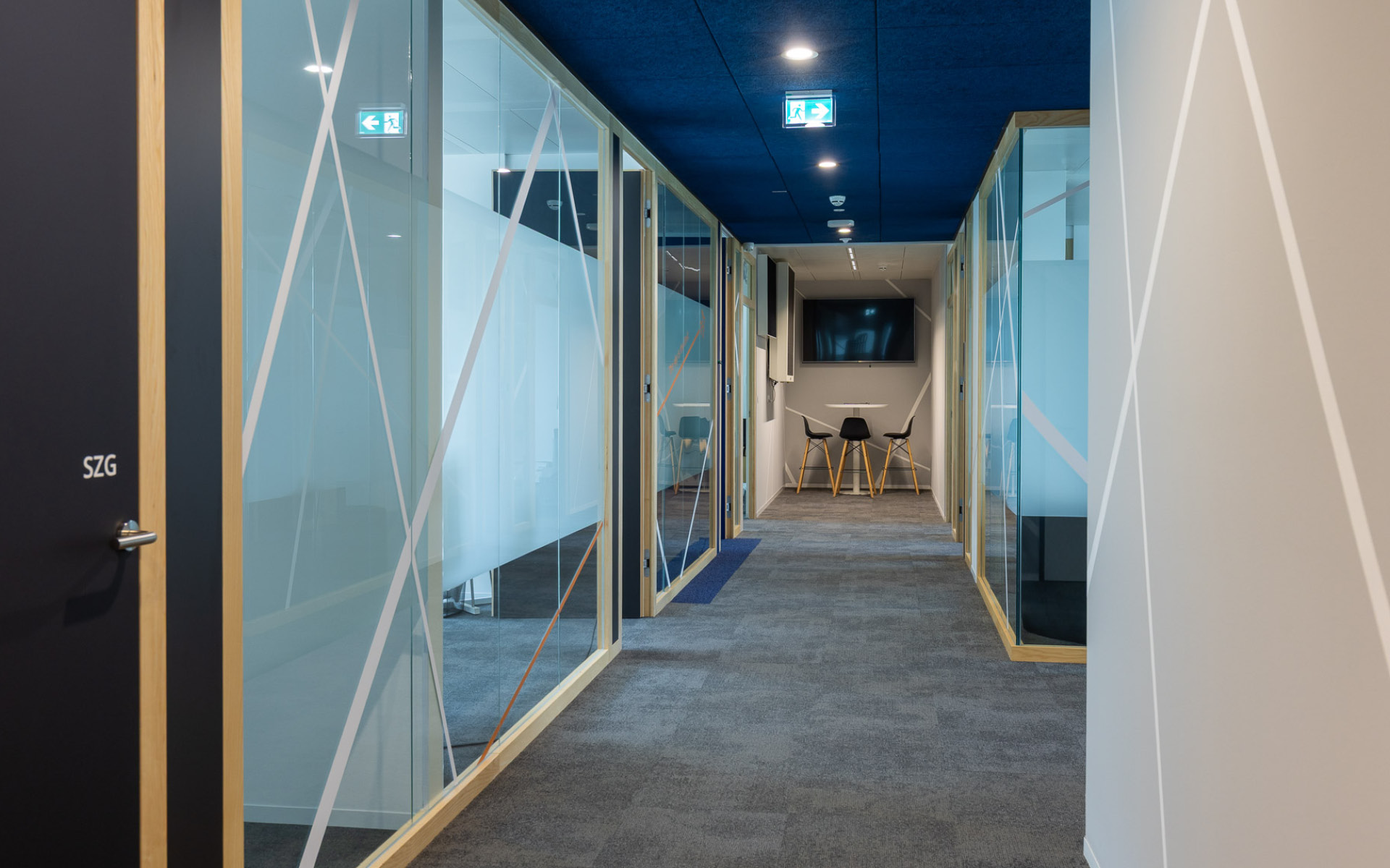 Blick in den Gang mit blauer Akustikdecke