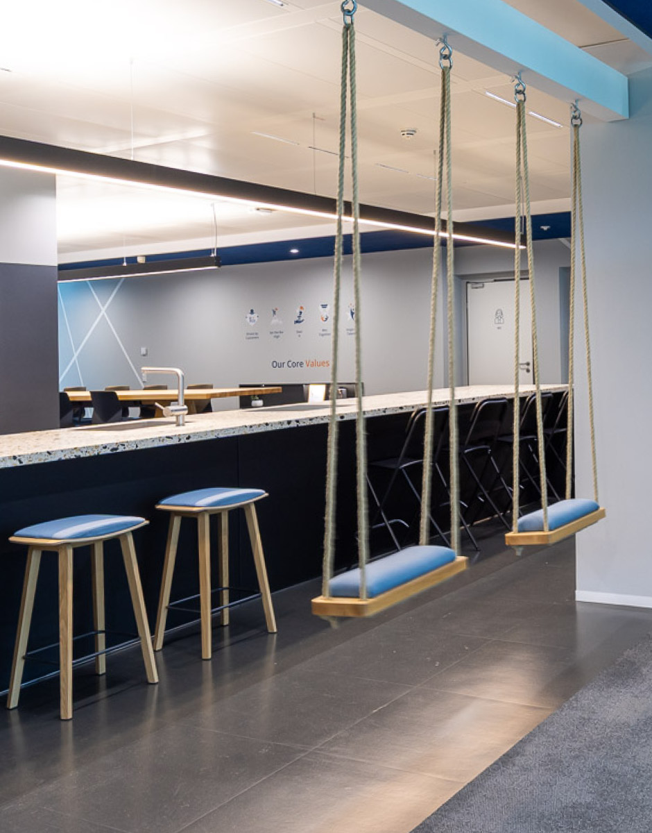 zwei Schaukeln im Übergang von Flur zu Küche