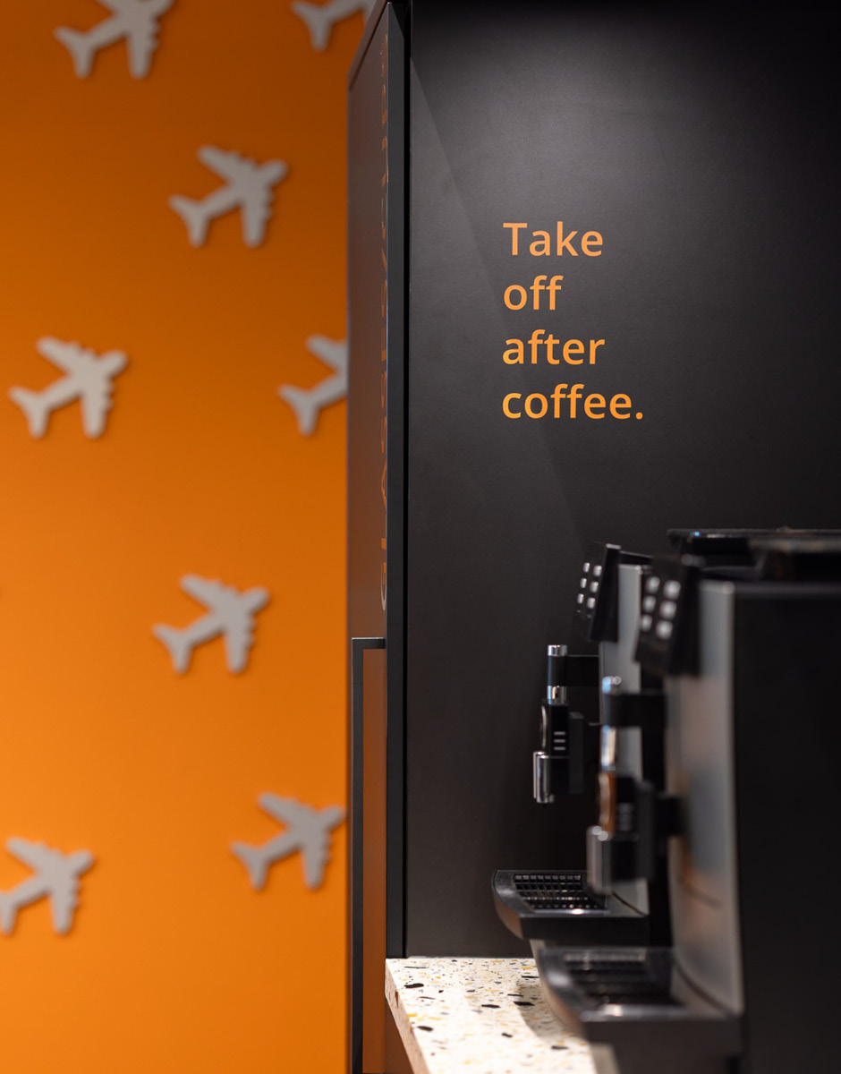 Kaffee-Station mit augenzwinkerndem Spruch: Take off after coffee.