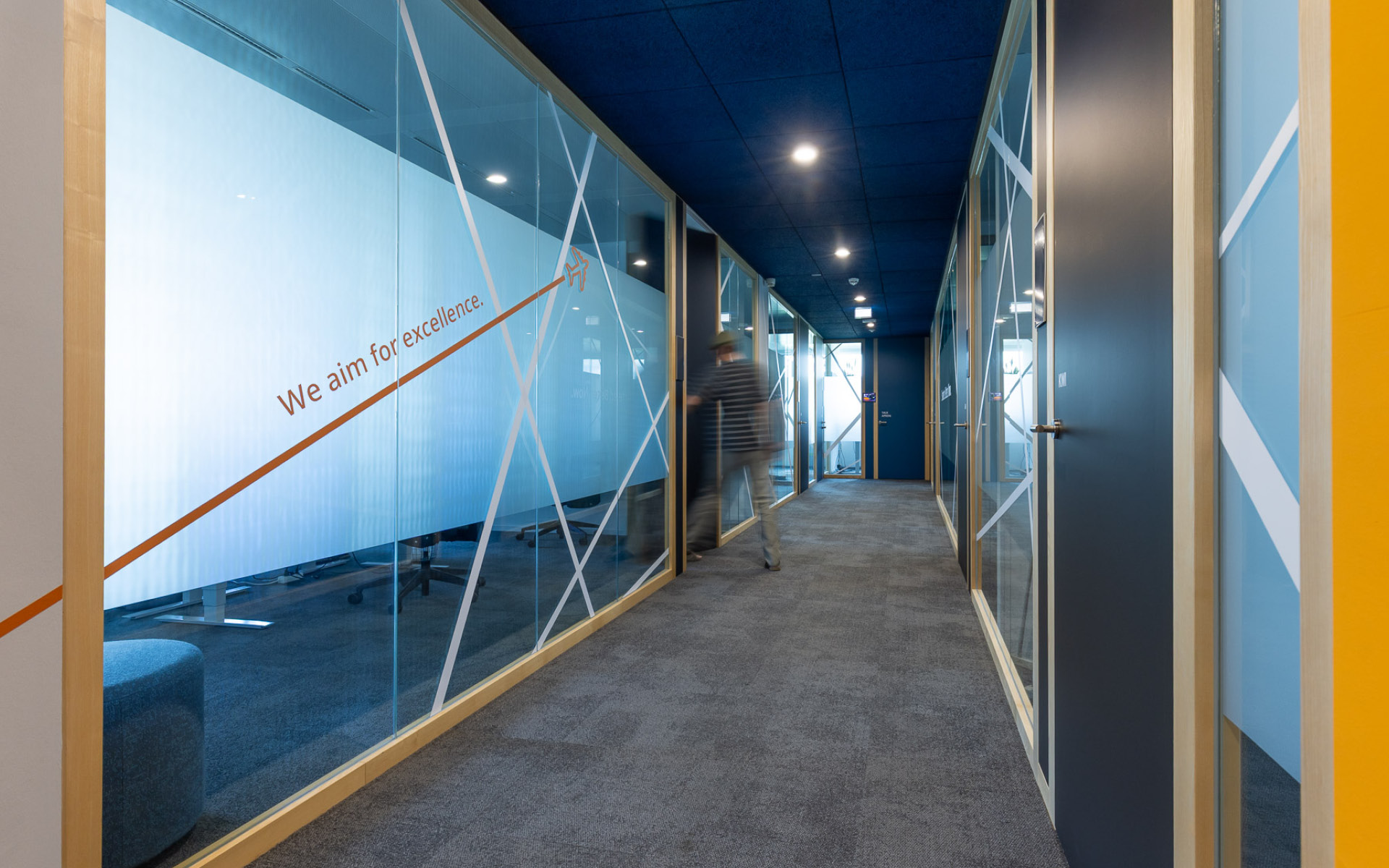 Flur-Ansicht mit Blick auf eine mit Sichtschutz folierter Glasscheibe