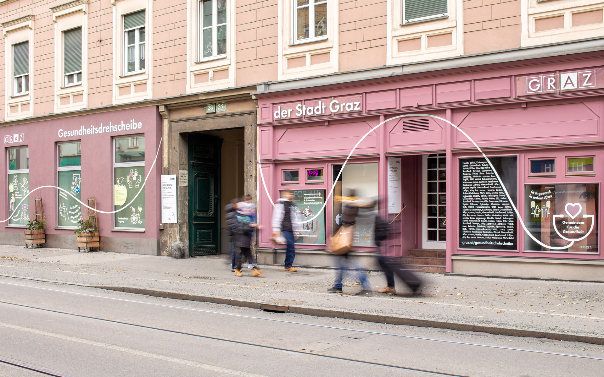 perspektivische Fassadenansicht der Gesundheitsdrehscheibe Graz mit Passant:innen