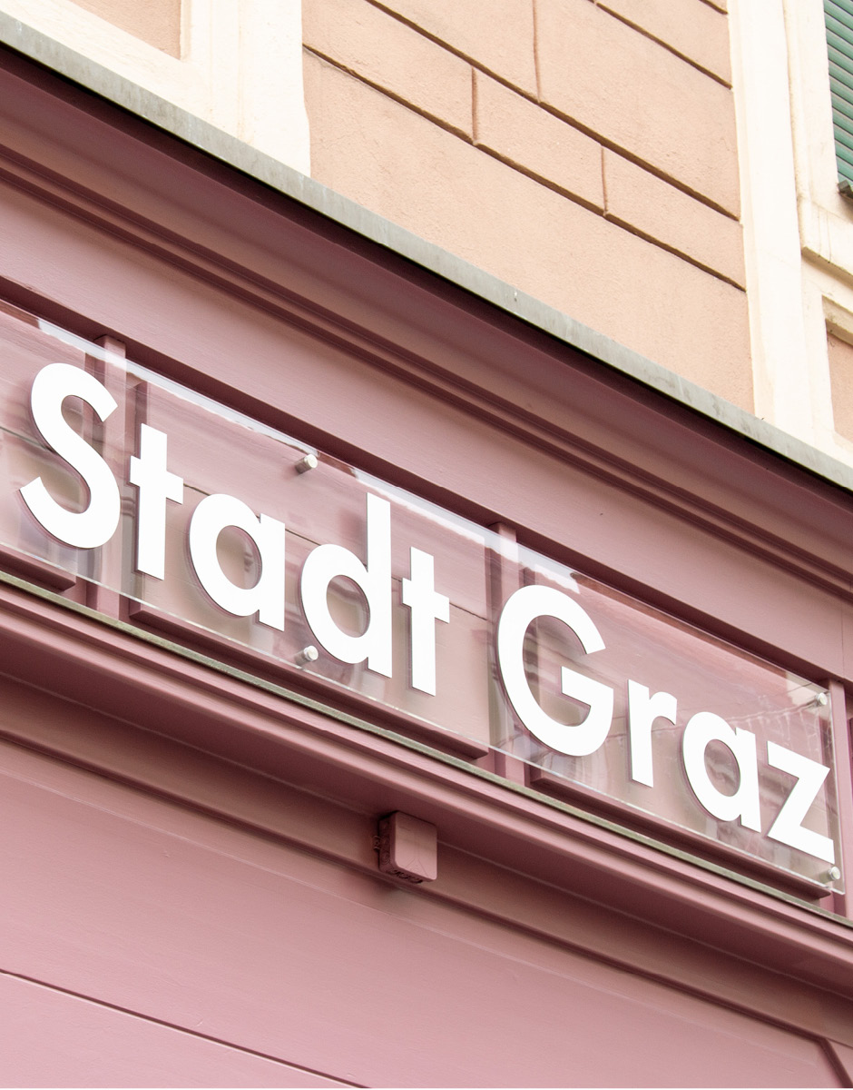 Fassadenschild der Gesundheitsdrehscheibe der Stadt Graz