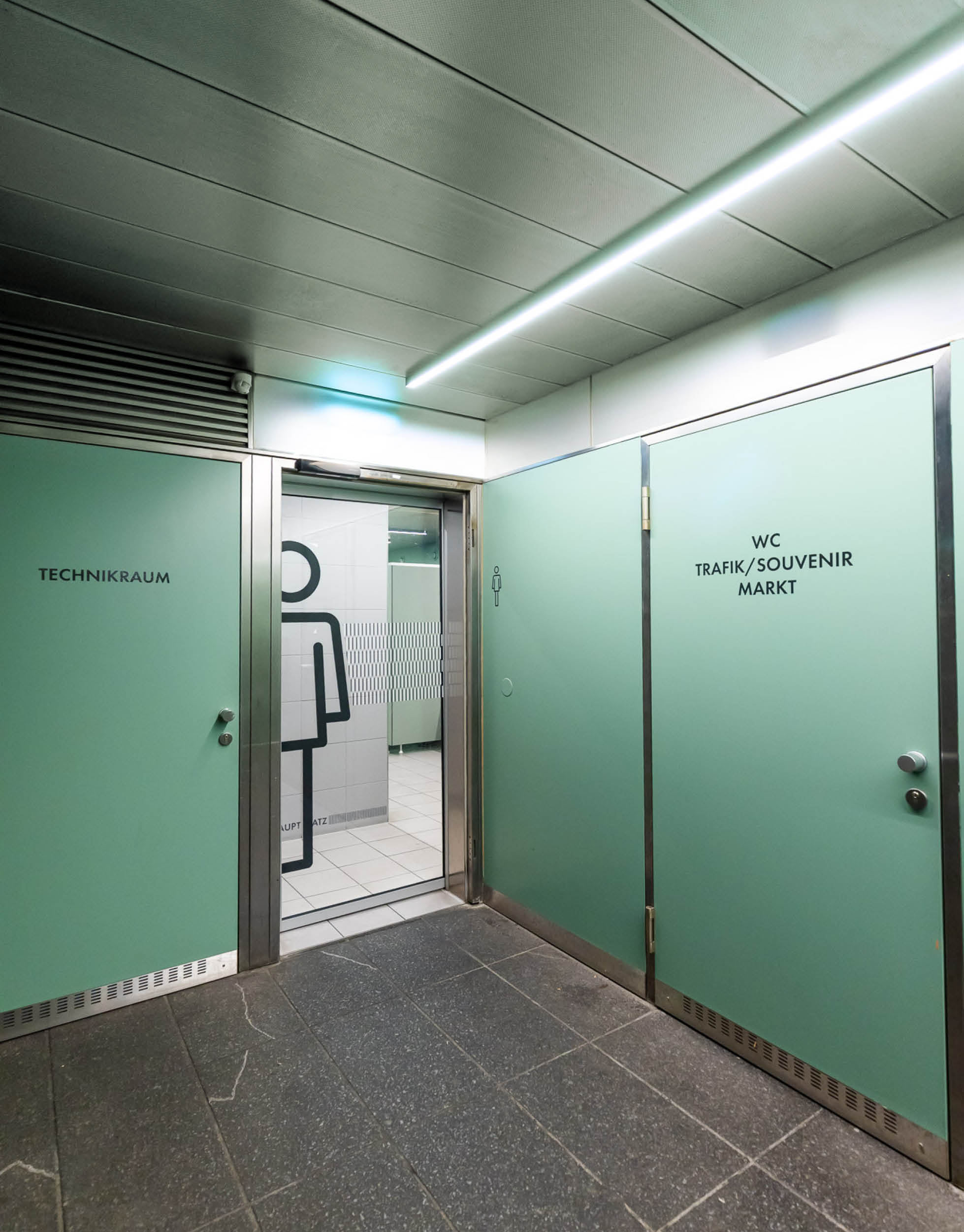 Hauptplatz-WC, Folierung Eingangstür Herren