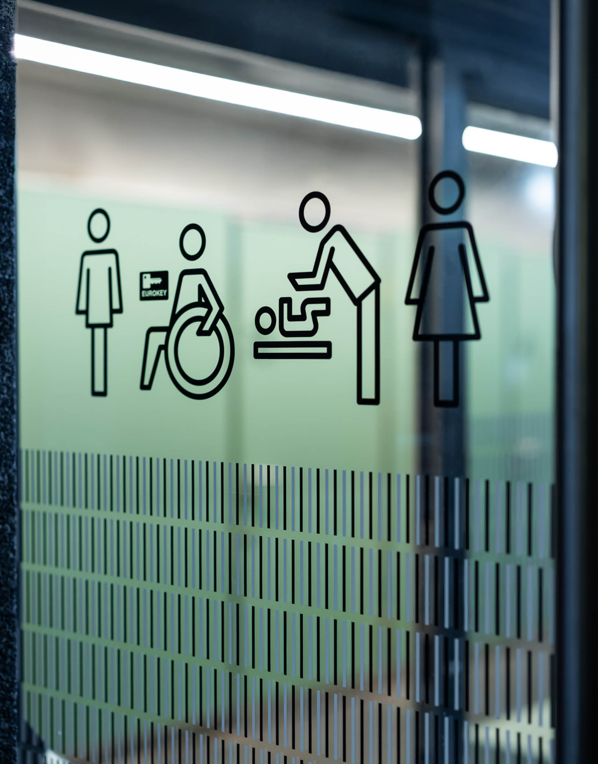 Hauptplatz-WC, Folierung Glastür