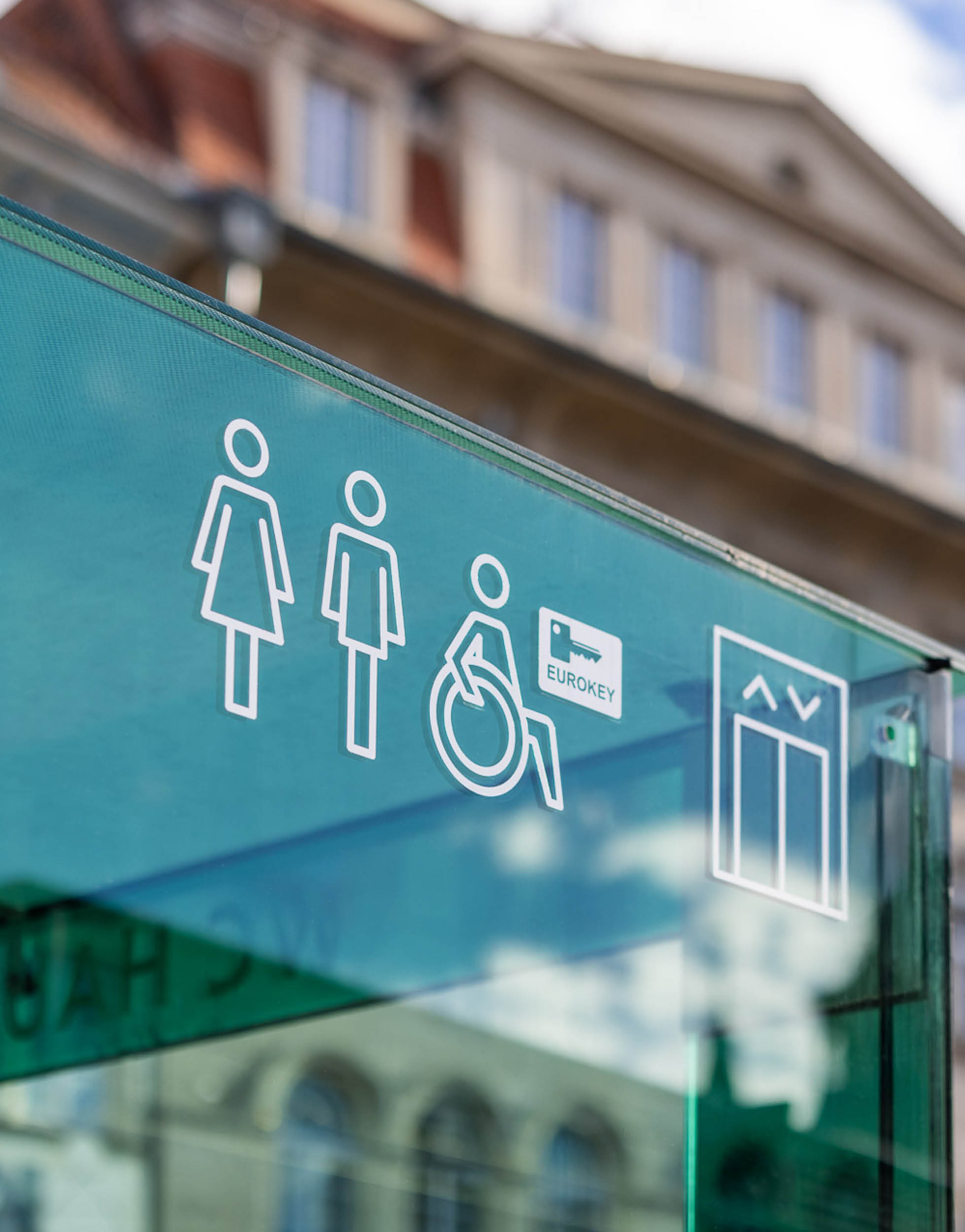 Hauptplatz-WC, Beschriftung Zugang über Lift