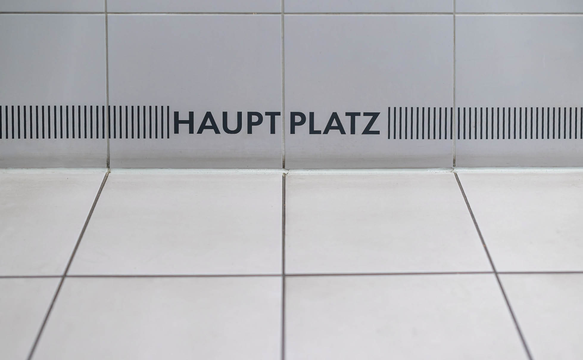Hauptplatz-WC, Raumgrenzen zwischen Wand und Boden mit einer Bordüre hervorgehoben