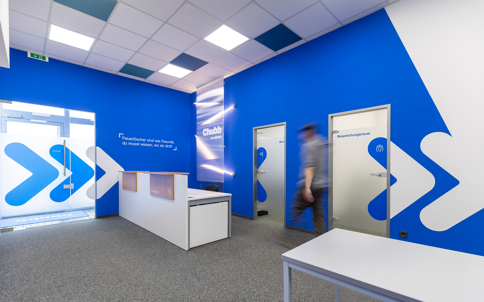 Chubb Österreich – Blick auf den Emfpangstresen mit hinerleuchtetem Logo