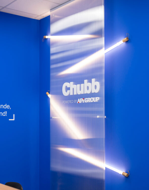Chubb Österreich – hinerleuchtete Steinplatte mit Logo