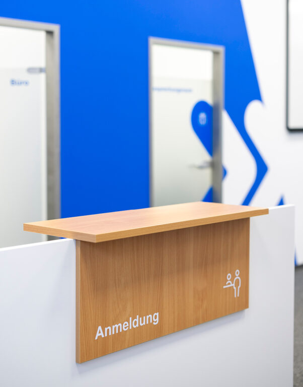 Chubb Österreich – Detailfoto vom Empfangstresen, "Anmeldung"