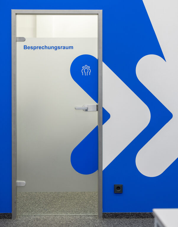 Chubb Österreich – Glastür heute mit Folierung "Besprechungsraum"