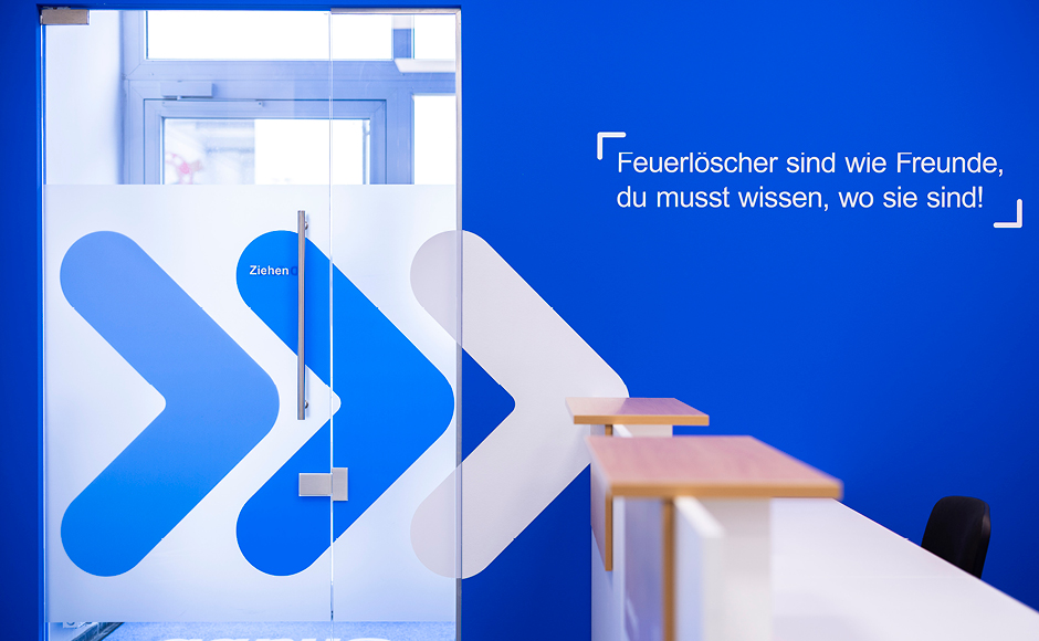 Chubb Österreich – Wandtext: Feuerlöscher sind wie Freunde, du musst wissen, wo sie sind!