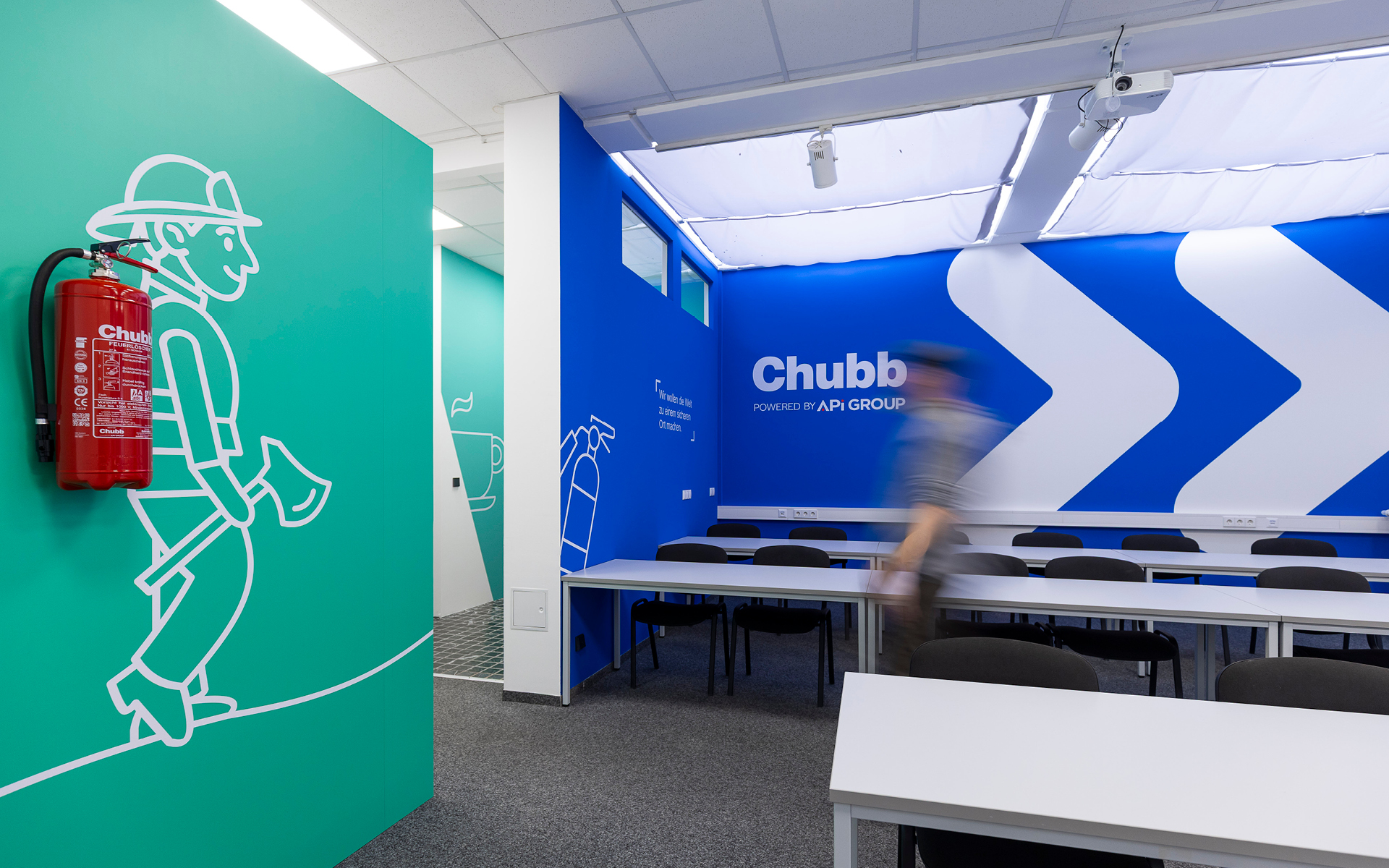 Chubb Österreich – Illustration mit Feuerwehrmann und echtem Feuerlöscher