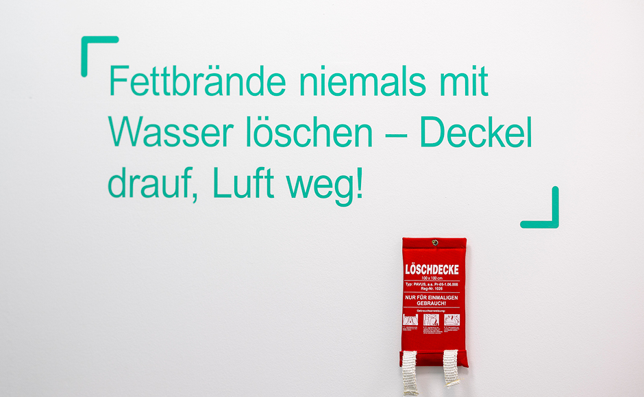 Chubb Österreich – Wandtext: Fettbrände niemals mit Wasser löschen – Deckel drauf, Luft weg!