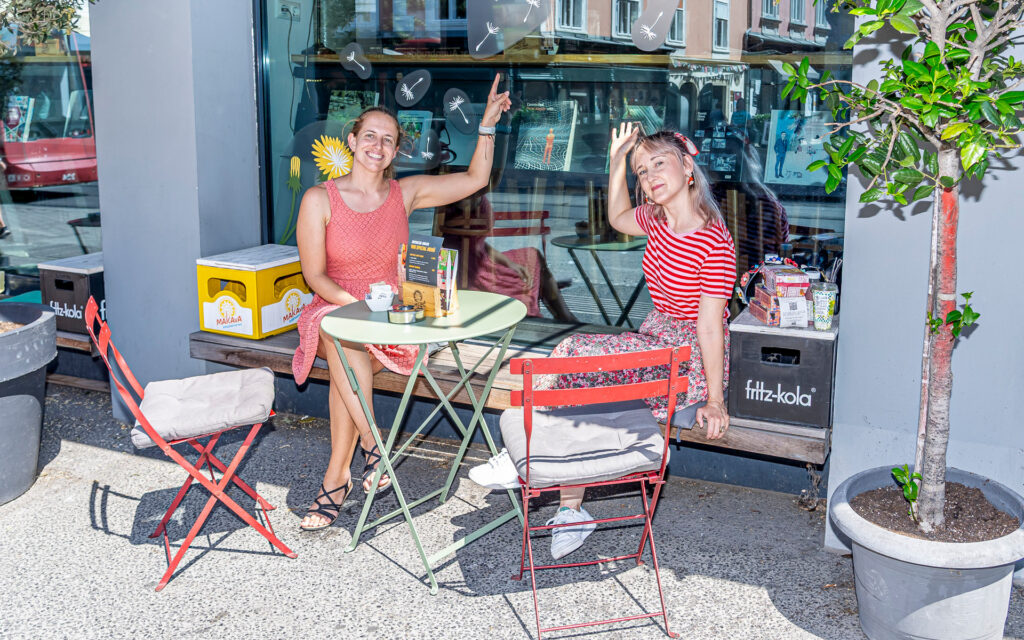 Fenster-Foierung am Kunsthaus mit Löwenzahn und Flugschirmchen als Motiv