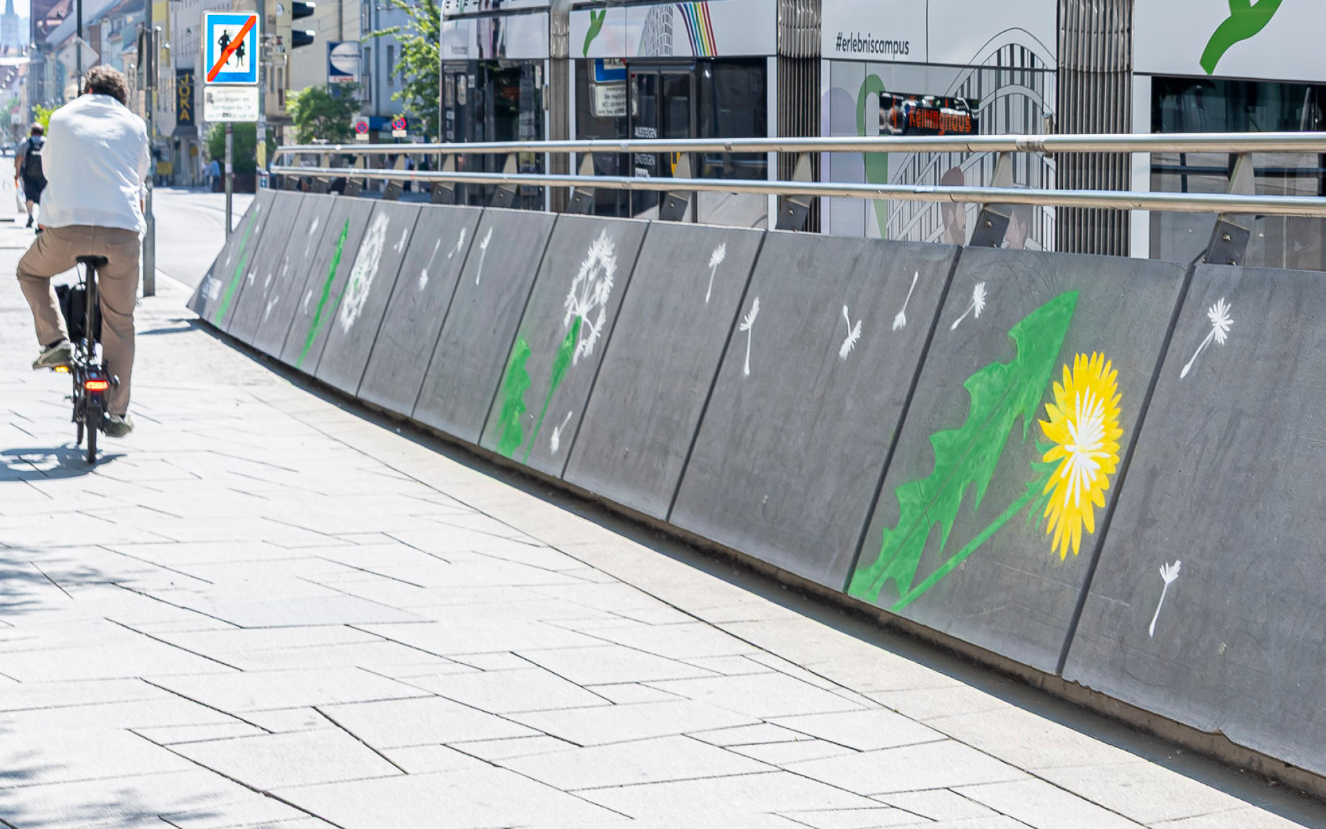 Stencil-Motive mit Sprühkreide an Tram-Unterführung angebracht, Pusteblumen und Löwenzähne