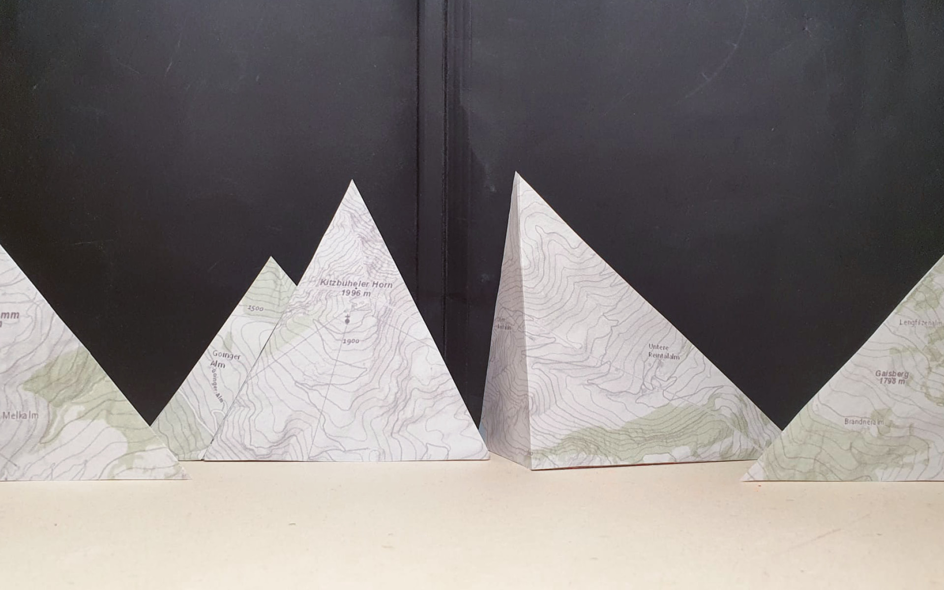 OOK_Showcase_Schoen_ist_die_Welt_2_c_Werner_Kmetitsch Bühnenbild-Elemente in Form von Bergspitzen mit Topografie-Druck für das Bühnenbild "Schön ist die Welt" an der Oper Graz
