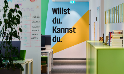 Farben leiten durchs Büro: vom Empfang bis zu den Meetingräumen