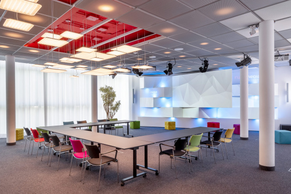 Transformation mit Wow-Effekt: Neuer Multimediaraum für Russmedia