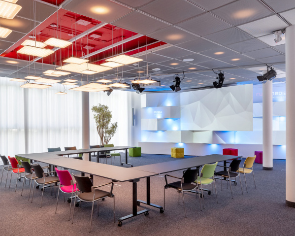 Transformation mit Wow-Effekt: Neuer Multimediaraum für Russmedia