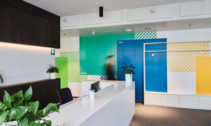 Farben leiten durchs Büro: vom Empfang bis zu den Meetingräumen