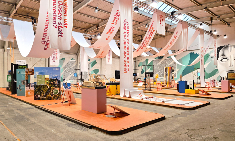 Farbintensive Inszenierung: Ausstellungsgestaltung „What now!?“